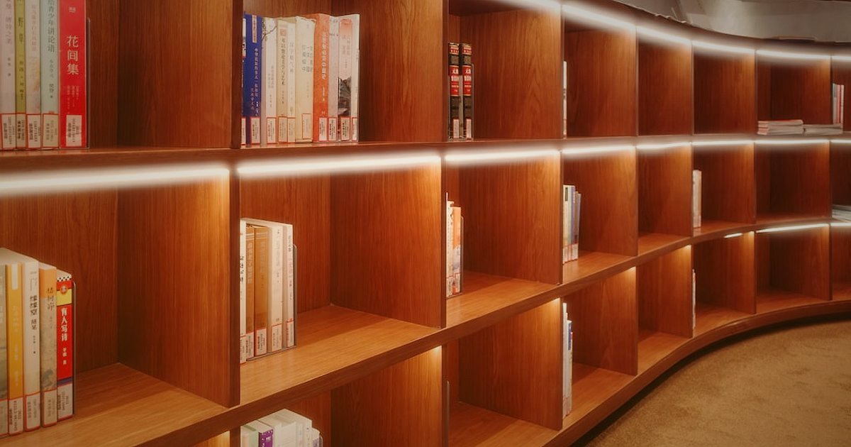 Pazaryeri Komisyon Oranları 2026: Detaylı Rehber ve Karşılaştırma - person arranging product boxes on shelves strategically