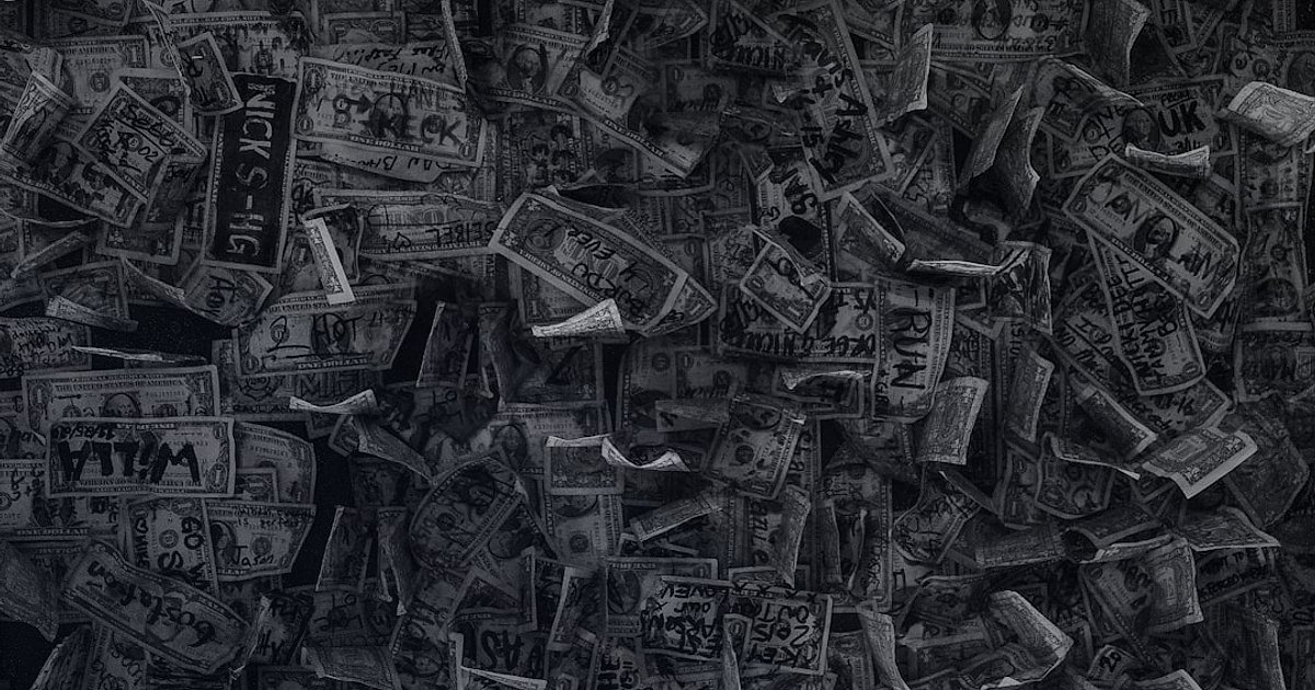 Pazaryeri Komisyon Oranları 2026: Detaylı Rehber ve Karşılaştırma - magnifying glass over scattered coins and bills