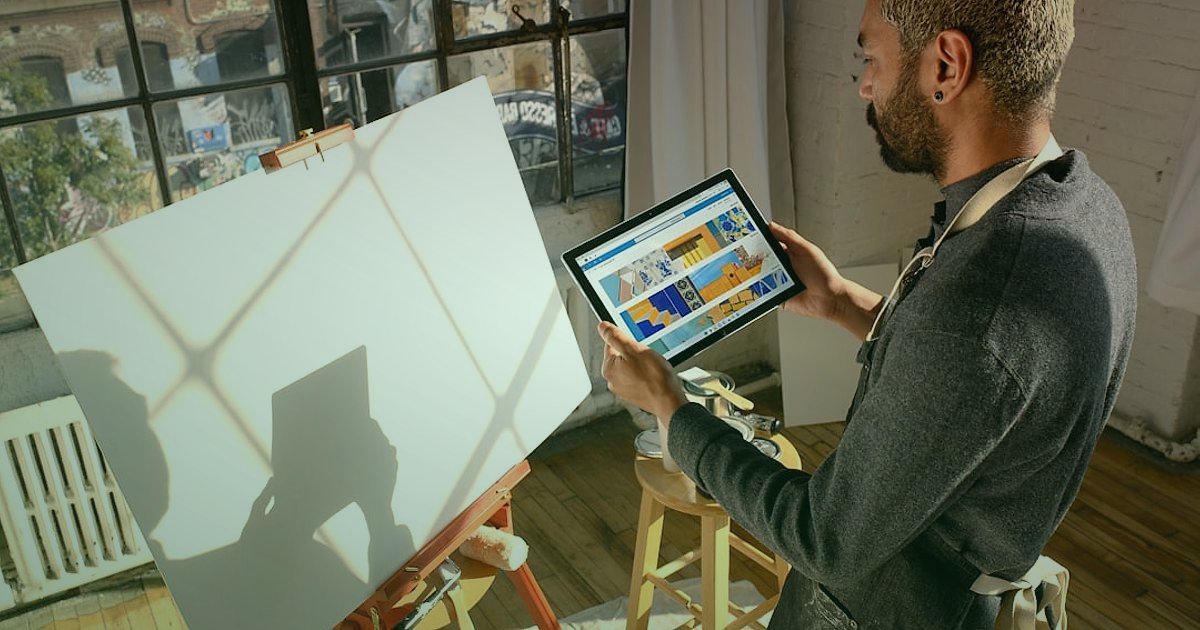 Pazaryeri Komisyon Oranları 2026: En Karlı Seçenekleri Keşfedin - seller examining tablet computer marketplace dashboard