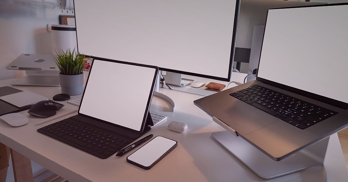 Pazaryeri Komisyon Oranları 2026: En Karlı Seçenekleri Keşfedin - person using multiple computer screens with different software interfaces