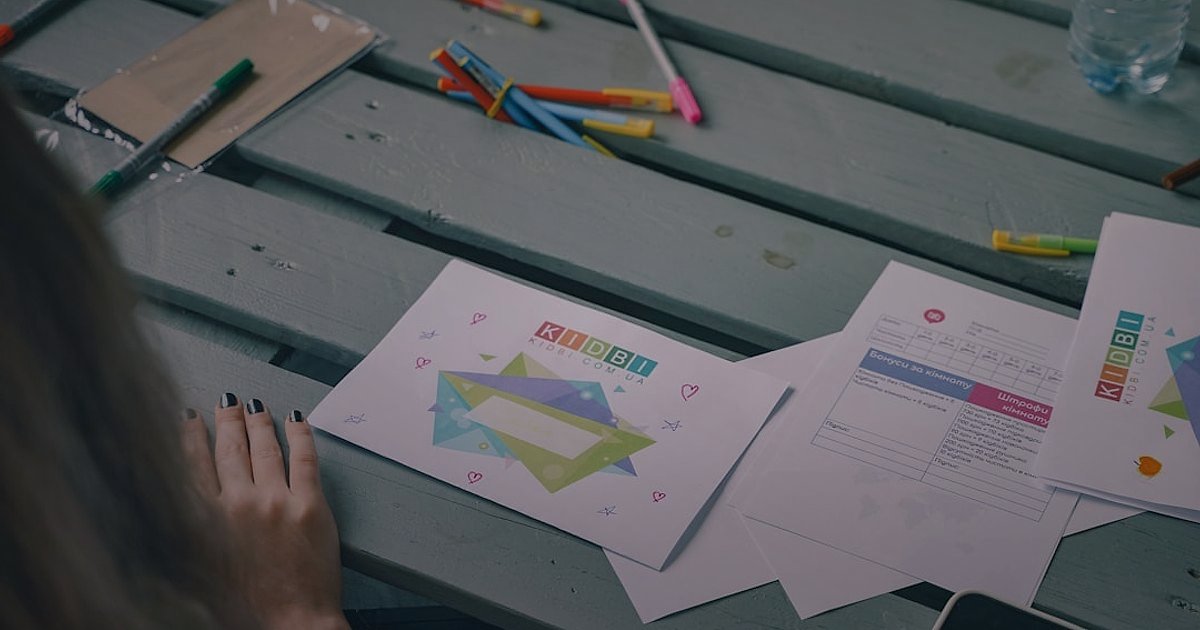 Pazaryeri Komisyon Oranları 2026: En Karlı Seçenekleri Keşfedin! - overhead view of a person's hands comparing different papers with charts and numbers