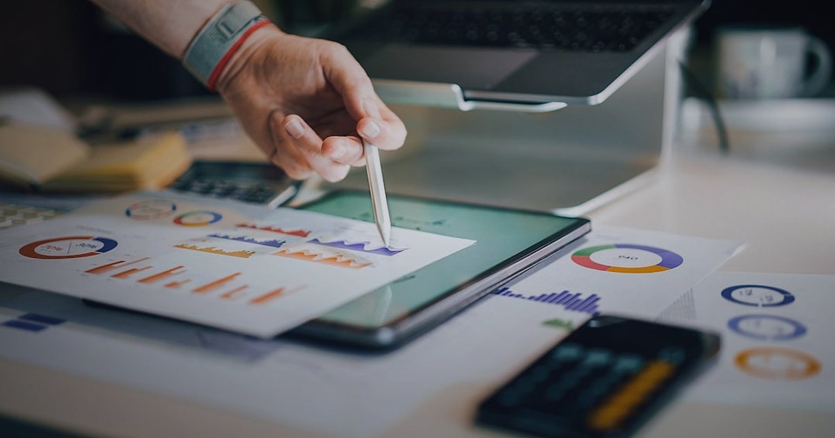 Pazaryeri Komisyon Oranları 2026: En Karlı Seçenekleri Keşfedin! - person analyzing financial reports on a tablet computer in an office