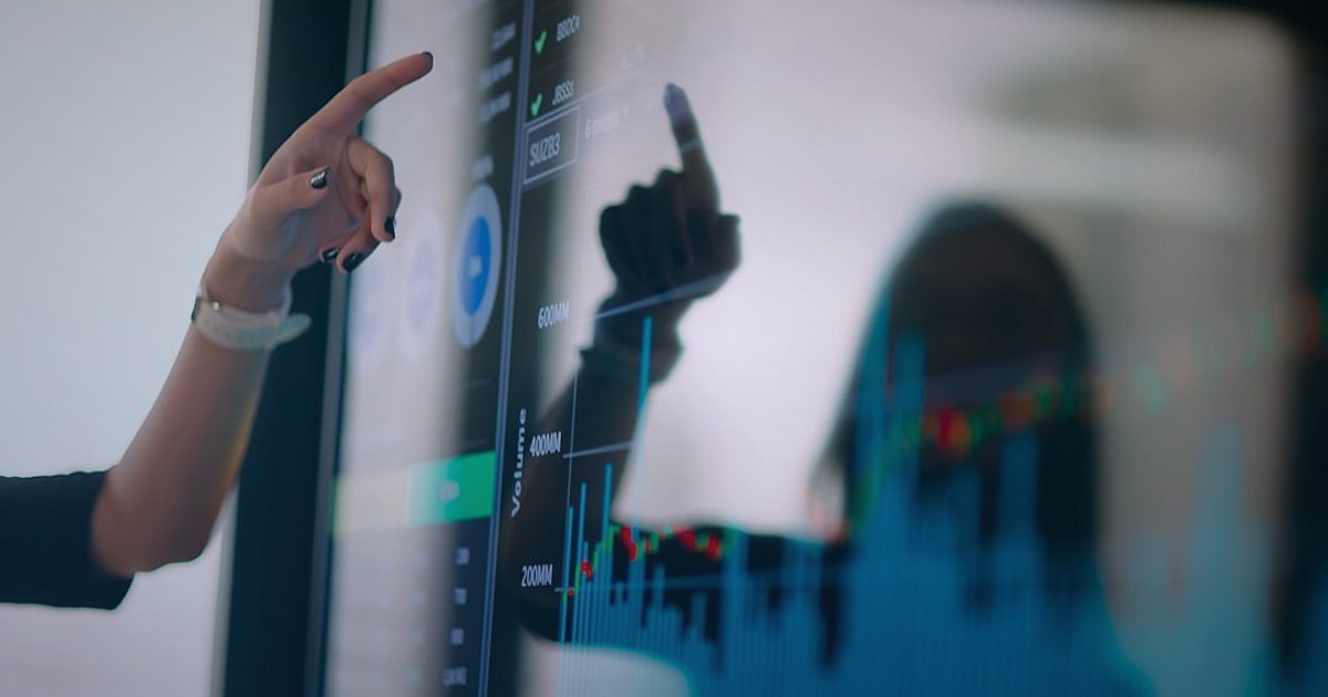 Pazaryeri Komisyon Oranları 2026: Karlı Satışın Anahtarı - financial advisor pointing graph rising stock market