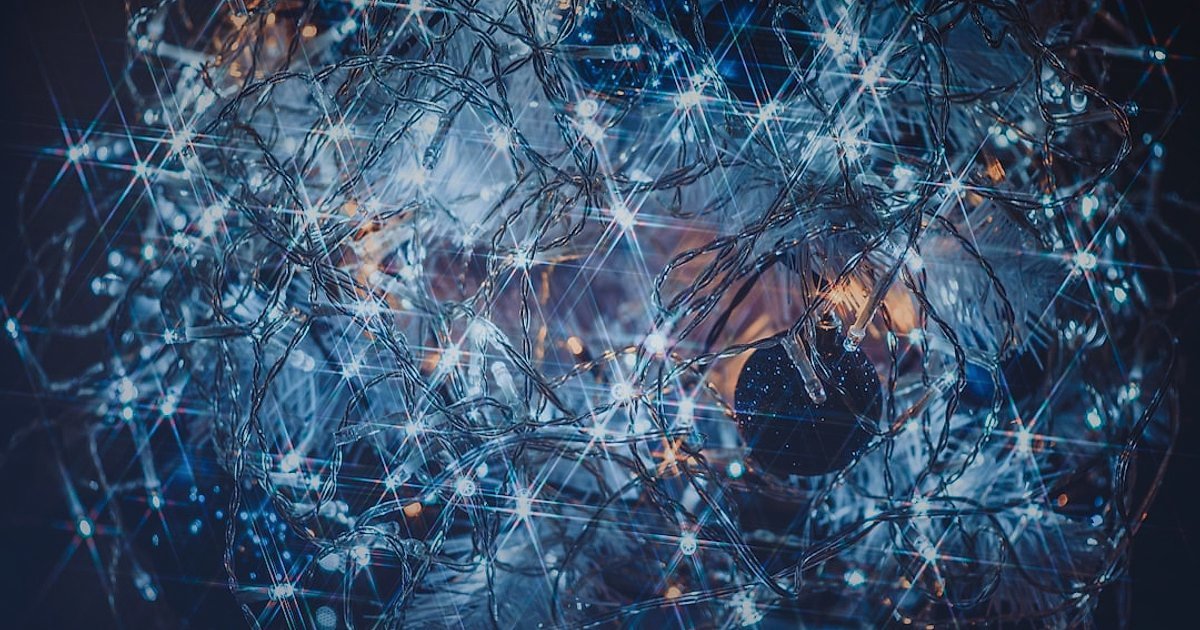 Pazaryeri Komisyon Oranları 2026: Karlı Satışın Anahtarı - abstract network of interconnected glowing nodes