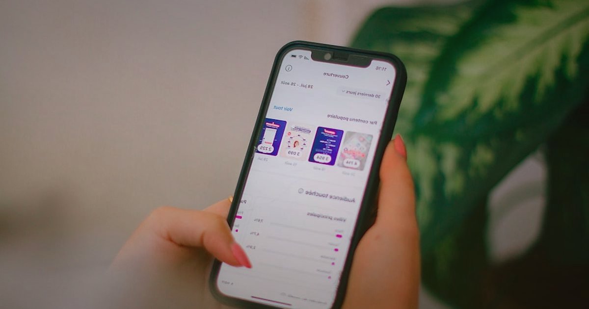 Pazaryeri Komisyon Oranları 2026: Karlı Satışın Anahtarı - person holding smartphone with shopping app interface