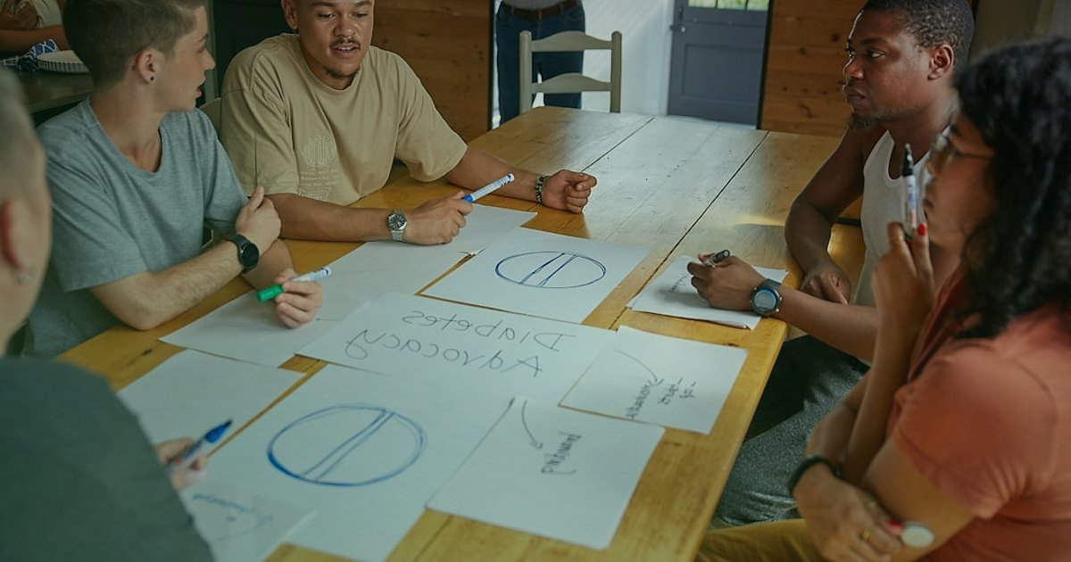 Pazaryeri Komisyon Oranları 2026: Karlı Satışın Anahtarı - diverse group of people collaborating around a table