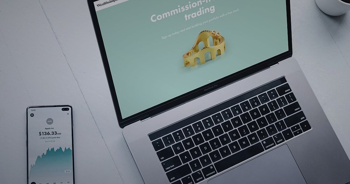 Pazaryeri Komisyon Oranları 2026: Karlılığınızı Maksimize Edin - aerial view of a bustling online marketplace website interface