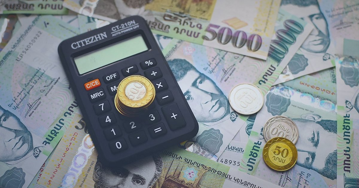 Pazaryeri Komisyon Oranları 2026: Karlılığınızı Maksimize Edin - calculator with currency symbols and a spreadsheet