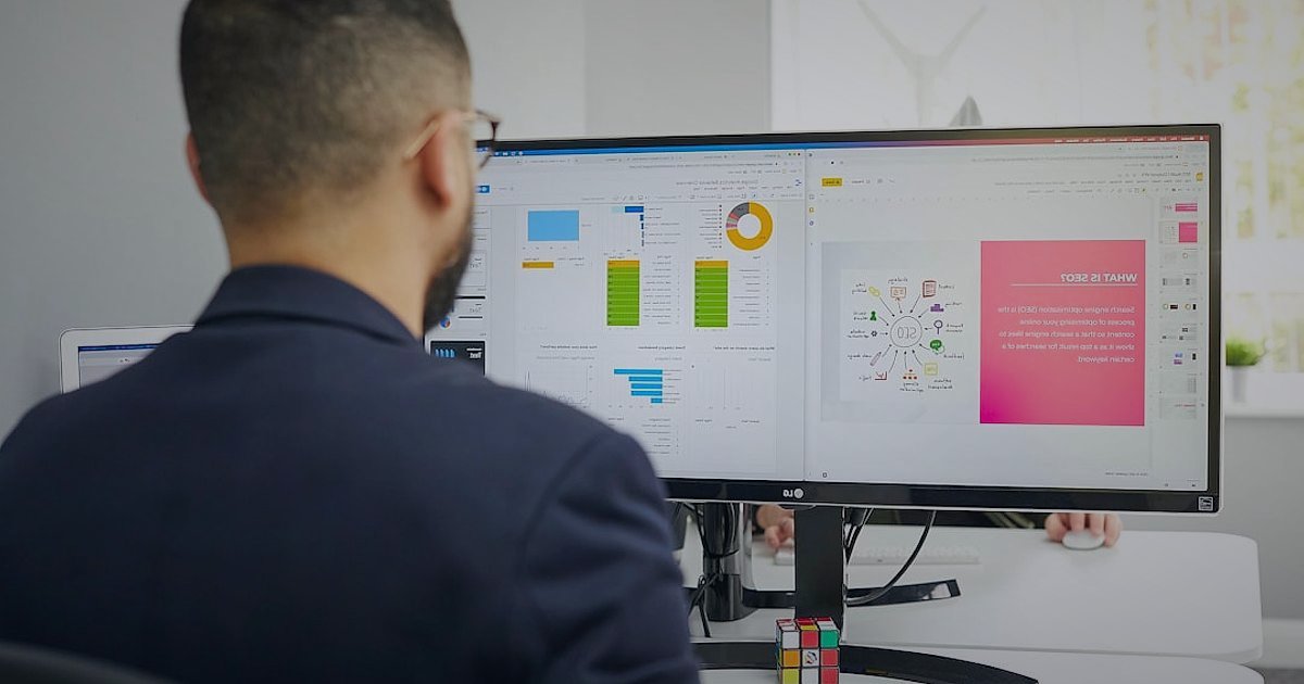 Pazaryeri Komisyon Oranları 2026: Karlılığınızı Maksimize Edin - person analyzing charts and graphs on a large monitor in an office