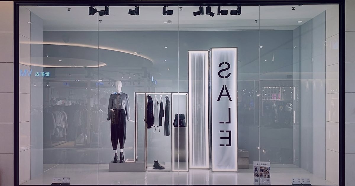 Pazaryeri Mağaza Optimizasyonu 2026: Satışları Artırma Teknikleri - minimalist store entrance glass doors modern sign