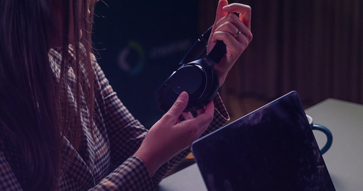 Pazaryeri Mağaza Optimizasyonu 2026: Satışları Artırma Teknikleri - friendly customer service agent on phone headset