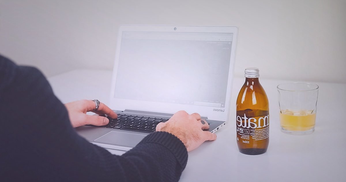 Pazaryeri Mağaza Optimizasyonu 2026: Satışları Artırmanın Sırları - meticulous product description writing on laptop