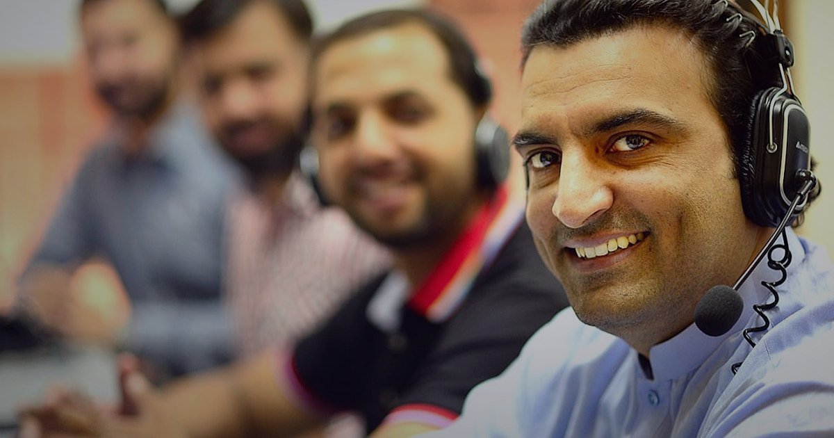 Pazaryeri Mağaza Optimizasyonu 2026: Satışları Artırmanın Sırları - customer service representative smiling headset desk