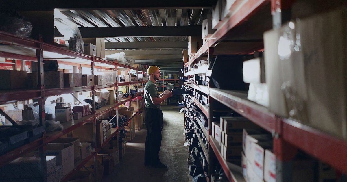 Pazaryeri Mağaza Optimizasyonu 2026: Satışları Artırmanın Sırları - warehouse shelves with organized inventory boxes