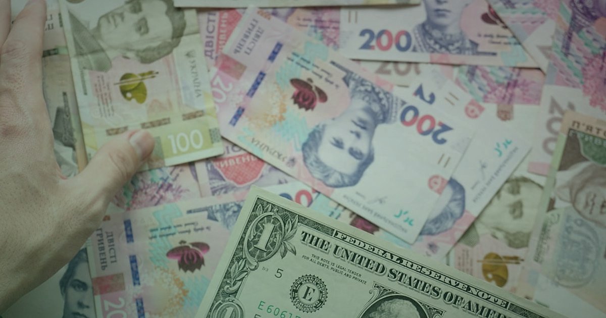 Pazaryeri Mağaza Optimizasyonu 2026: Satışları Artırmanın Sırları - hands holding different currency bills and coins