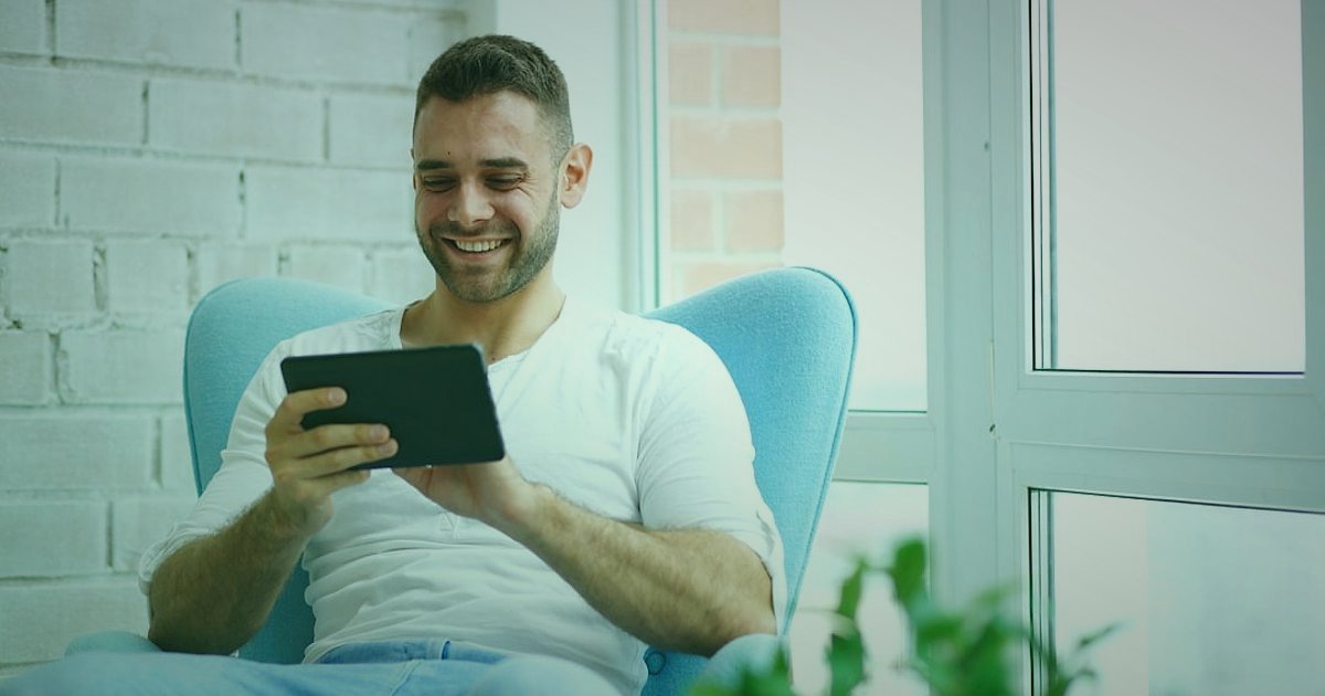 Pazaryeri Mağaza Optimizasyonu 2026: Satışları Katlayan En Yeni Taktikler - person reading customer reviews on tablet screen satisfaction