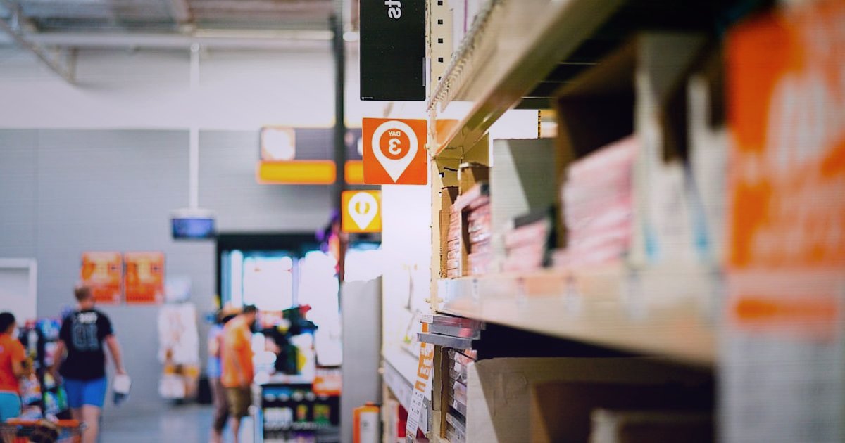 Pazaryeri Mağaza Optimizasyonu 2026: Satışları Katlayan En Yeni Taktikler - organized warehouse shelves with inventory management system tablets