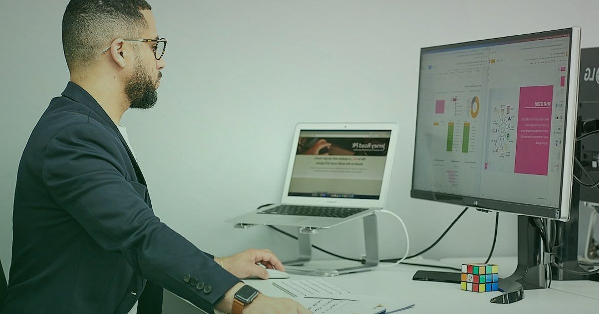Pazaryeri Mağaza Optimizasyonu 2026: Satışları Katlayan En Yeni Taktikler - person analyzing sales data on multiple computer screens charts