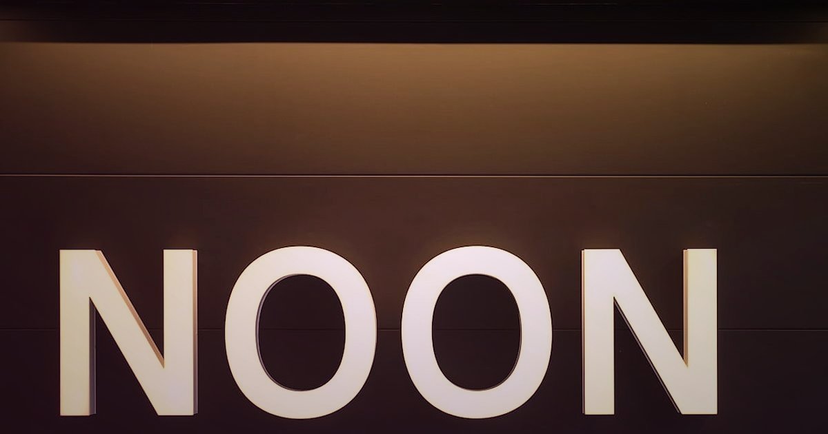 Pazaryeri Mağaza Optimizasyonu 2026: Satışlarınızı Katlayacak Sırlar - clean white storefront sign modern typography