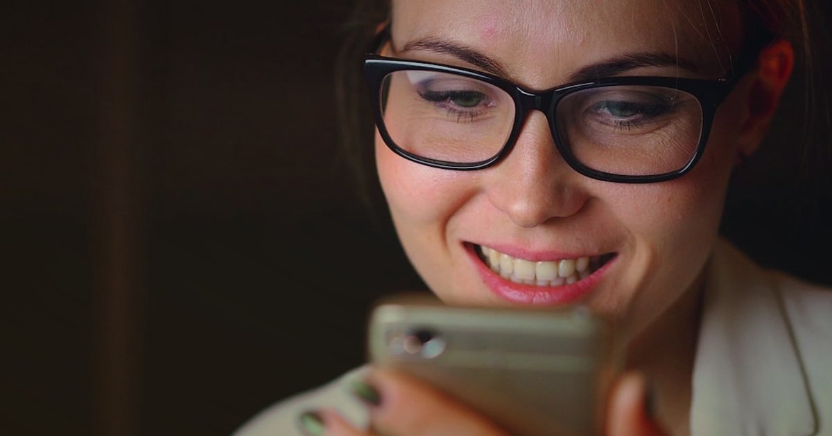 Pazaryeri Mağaza Optimizasyonu 2026: Satışlarınızı Katlayacak Sırlar - customer leaving positive review on smartphone screen