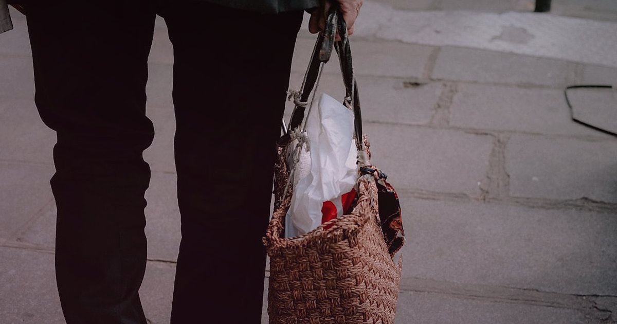 Pazaryeri Mağaza Optimizasyonu 2026: Satışlarınızı Katlayacak Sırlar - person holding shopping bag with discount tags