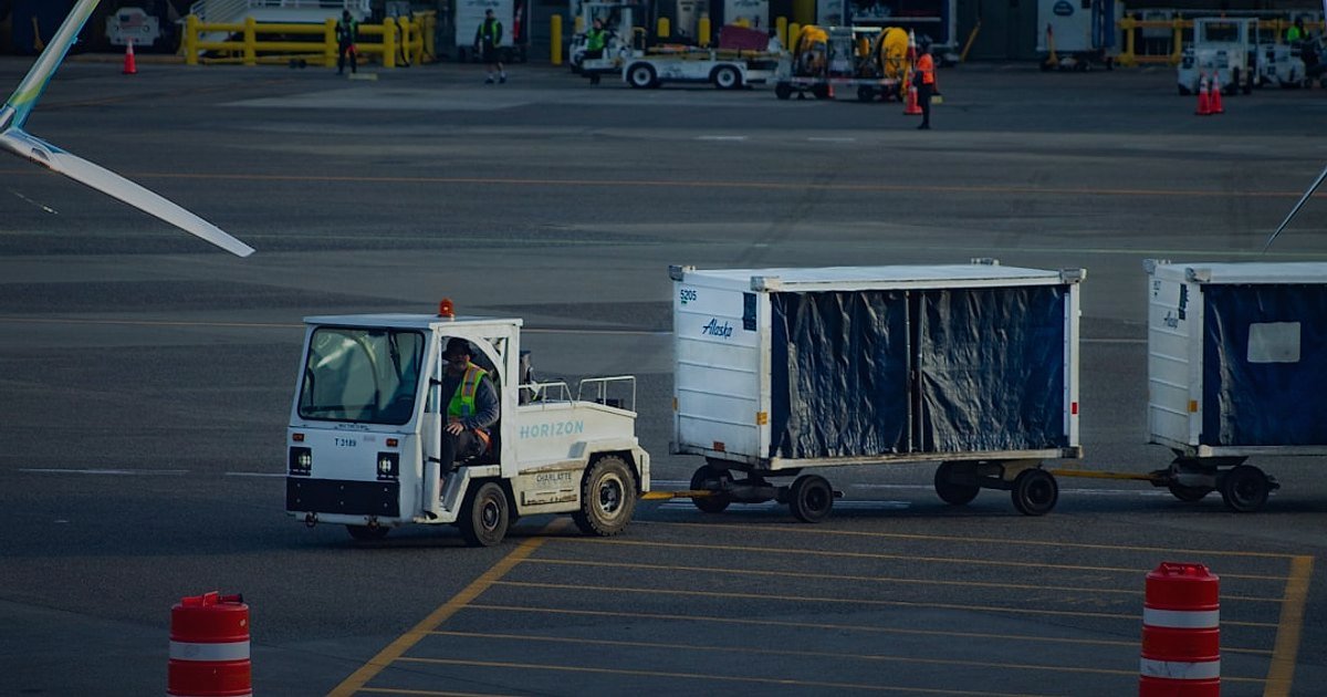Pazaryeri Mağaza Optimizasyonu 2026: Satışlarınızı Katlayacak En Yeni Taktikler - busy logistics hub with many delivery vans and workers sorting packages