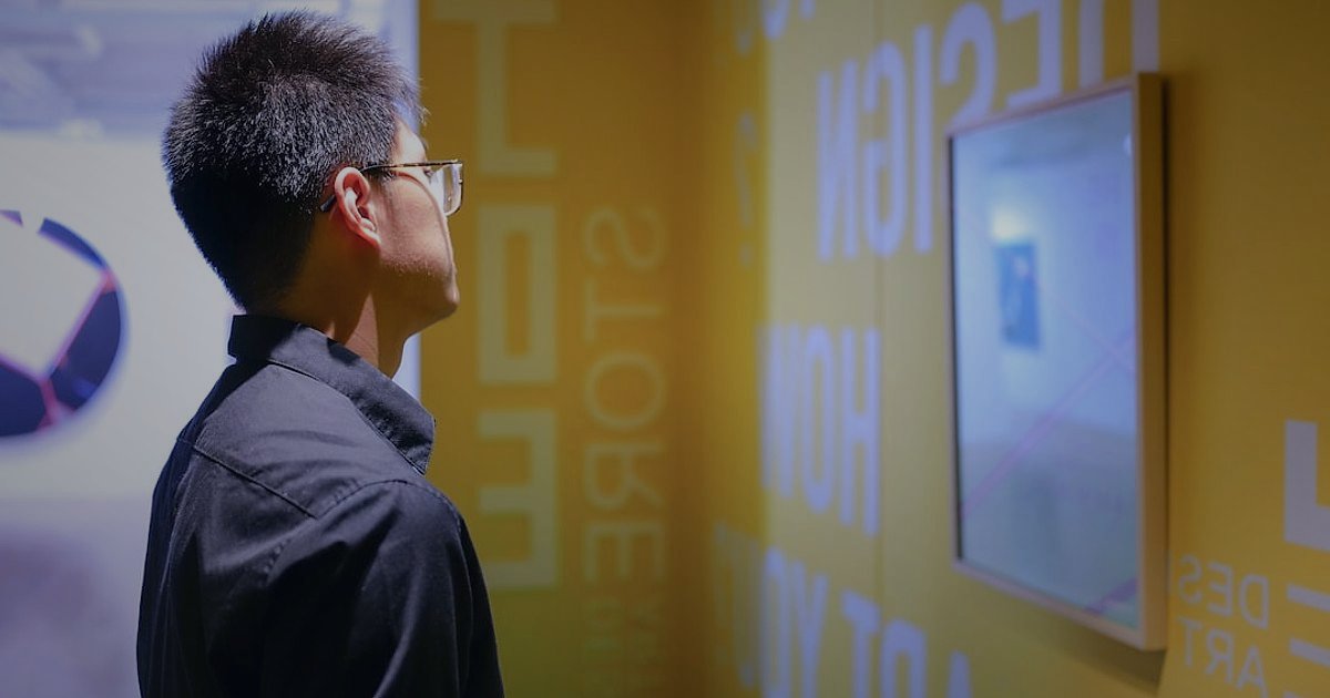 Pazaryeri Mağaza Optimizasyonu 2026: Satışlarınızı Katlayacak En Yeni Taktikler - person interacting with a complex dashboard displaying real-time data analytics