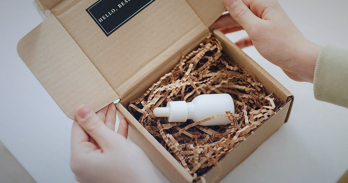 Pazaryeri Mağaza Optimizasyonu 2026: Satışlarınızı Katlayacak En Yeni Taktikler - happy customer unboxing a beautifully branded gift package