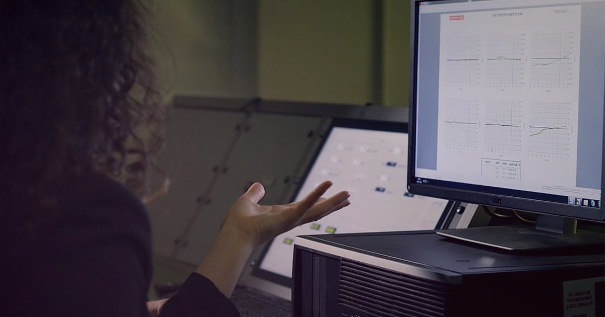 Pazaryeri Mağaza Optimizasyonu 2026: Satışlarınızı Katlayacak En Yeni Taktikler - team of professionals analyzing charts on multiple computer screens