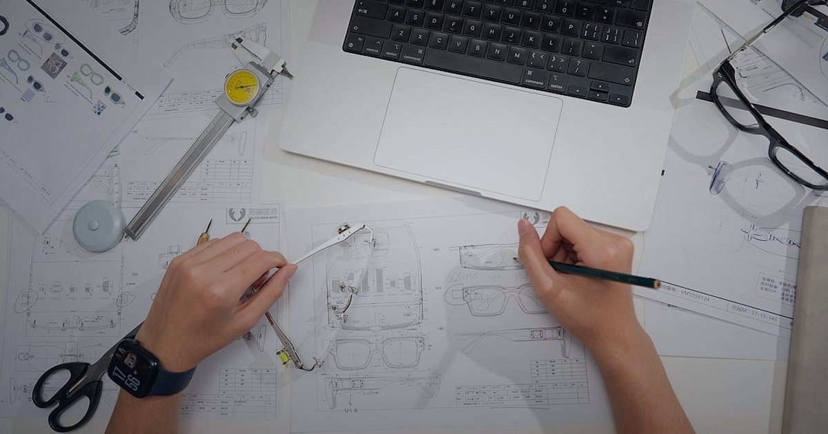 Pazaryeri Mağaza Optimizasyonu: 2026'da Satışları Uçuracak Stratejiler - professional logo design process whiteboard sketch