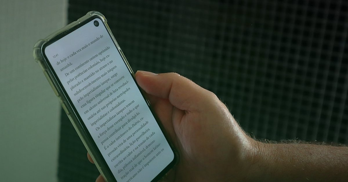 Pazaryeri Mağaza Optimizasyonu: 2026'da Satışları Uçuracak Stratejiler - person reading customer reviews on a smartphone screen