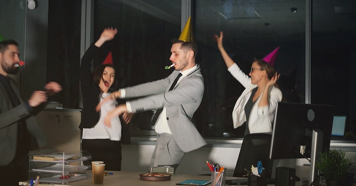 Pazaryeri Mağaza Optimizasyonu: 2026'da Satışları Uçuracak Stratejiler - triumphant business person celebrating sales growth chart