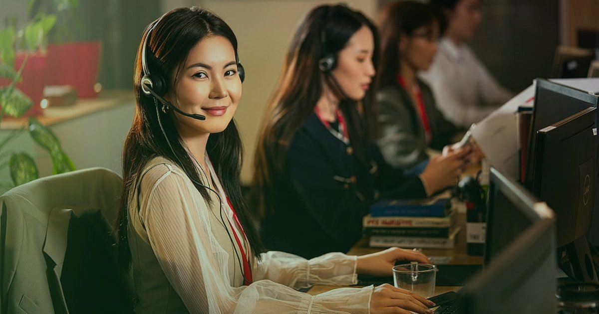 Pazaryeri Satış Artırma 2026: Rekabette Öne Çıkmanın Kanıtlanmış Yolları - friendly customer service representative headset smiling