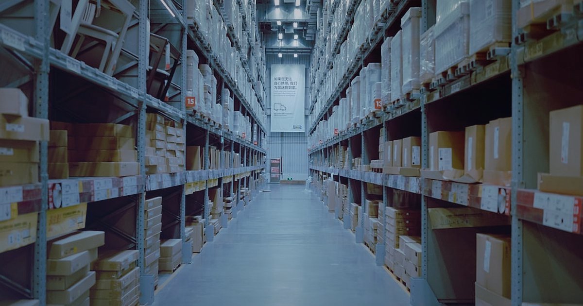 Pazaryeri Satış Artırma 2026: Rekabette Öne Çıkmanın Kanıtlanmış Yolları - organized warehouse shelves with inventory boxes