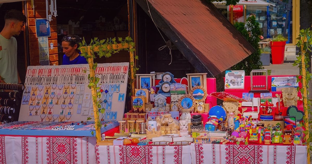 Pazaryeri Satışını 2026'da Katlayın: En Etkili 8 Strateji - vibrant marketplace stall overflowing with diverse handmade crafts