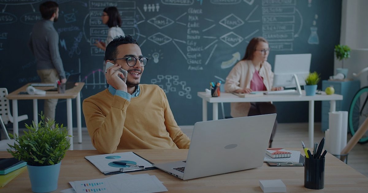 Pazaryeri Satışını 2026'da Katlayın: En Etkili 8 Strateji - customer support agent smiling while talking on the phone in a modern office
