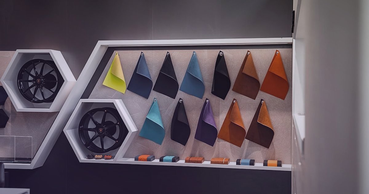Pazaryeri Satışlarını 2026'da Katlayın: Detaylı Rekabet Analizi ve Optimizasyon - meticulously arranged product display shelves in a modern showroom