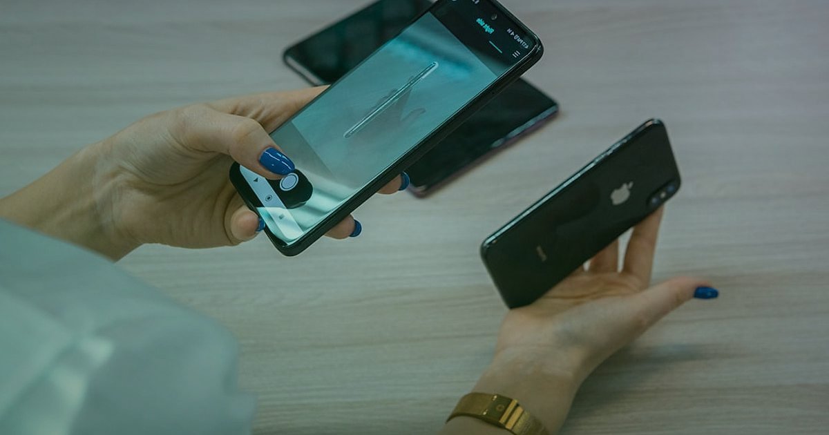 Pazaryeri Satışlarını 2026'da Katlayın: Detaylı Rekabet Analizi ve Optimizasyon - person comparing prices on multiple mobile devices side by side