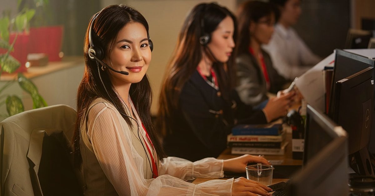 Pazaryeri Satışlarını 2026'da Katlayın: Detaylı Rekabet Analizi ve Optimizasyon - customer service representative smiling while talking on headset in a call center