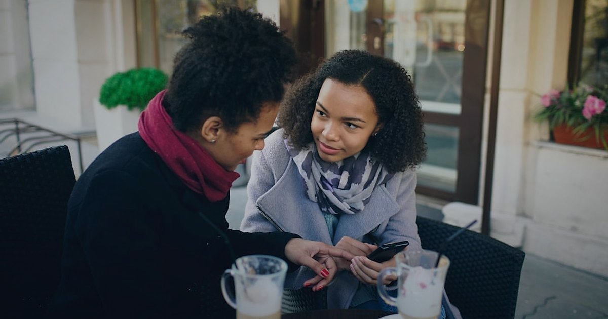 Pazaryeri Satışlarını Fırlatın: 2026'da Zirveye Oynama Rehberi - diverse customers browsing online marketplace app smartphone