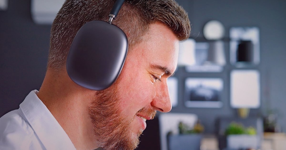Pazaryeri Satışlarını Fırlatın: 2026'da Zirveye Oynama Rehberi - customer support agent smiling headset desk