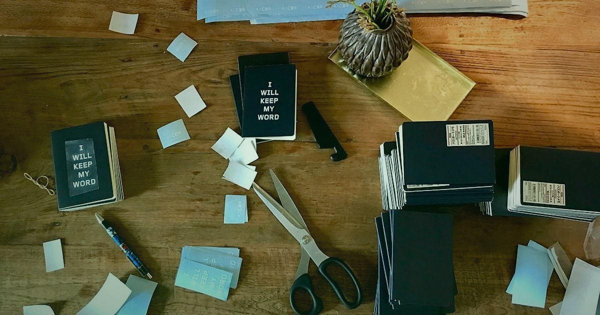 Pazaryeri Satışlarını Katlayın: 2026'da Rekabette Öne Çıkma Rehberi - cluttered product photos on messy desk table