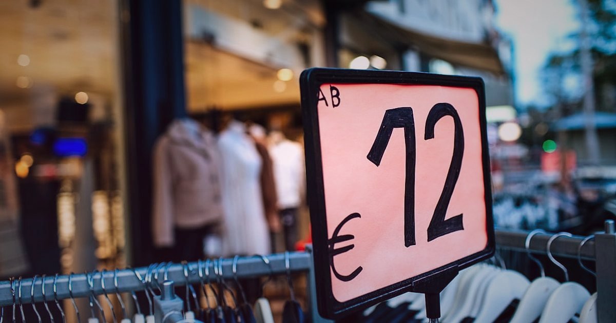 Pazaryeri Satışlarını Katlayın: 2026'da Rekabette Öne Çıkma Rehberi - close-up vibrant price tags hanging display