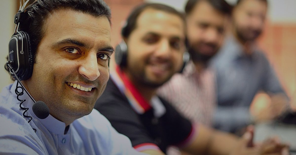 Pazaryeri Satışlarını Katlayın: 2026'da Rekabette Öne Çıkma Rehberi - smiling customer service representative on phone headset