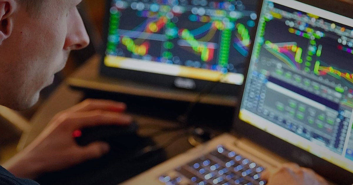 Pazaryeri Satışlarını Katlayın: 2026'da Rekabette Öne Çıkma Rehberi - person analyzing charts and graphs on multiple monitors