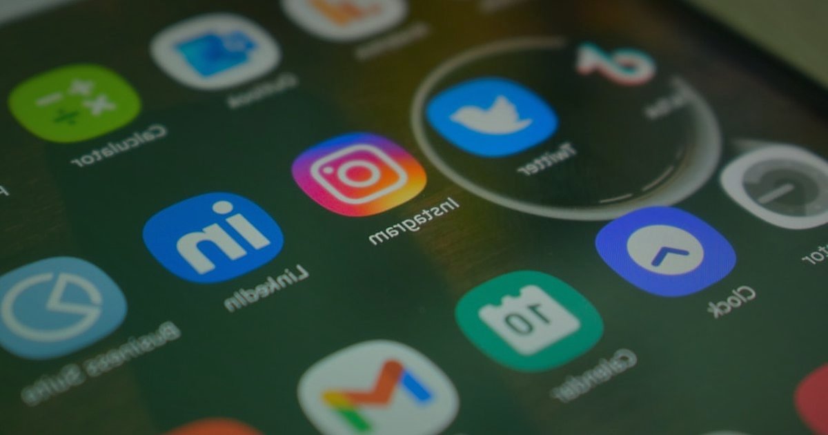 Pazaryeri Satışlarını Katlayın: 2026'da Rekabette Öne Çıkma Stratejileri - split screen showing social media icons and a shopping cart icon