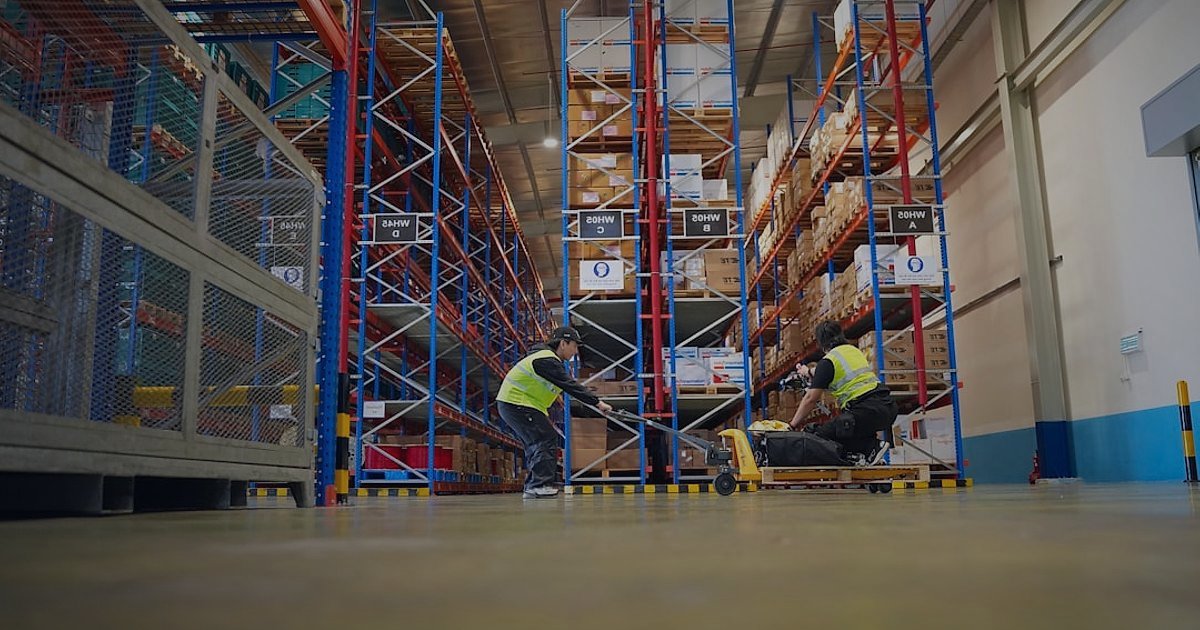 Pazaryeri Satışlarını Katlayın: 2026'da Rekabette Öne Çıkma Stratejileri - busy warehouse with forklifts moving pallets of goods