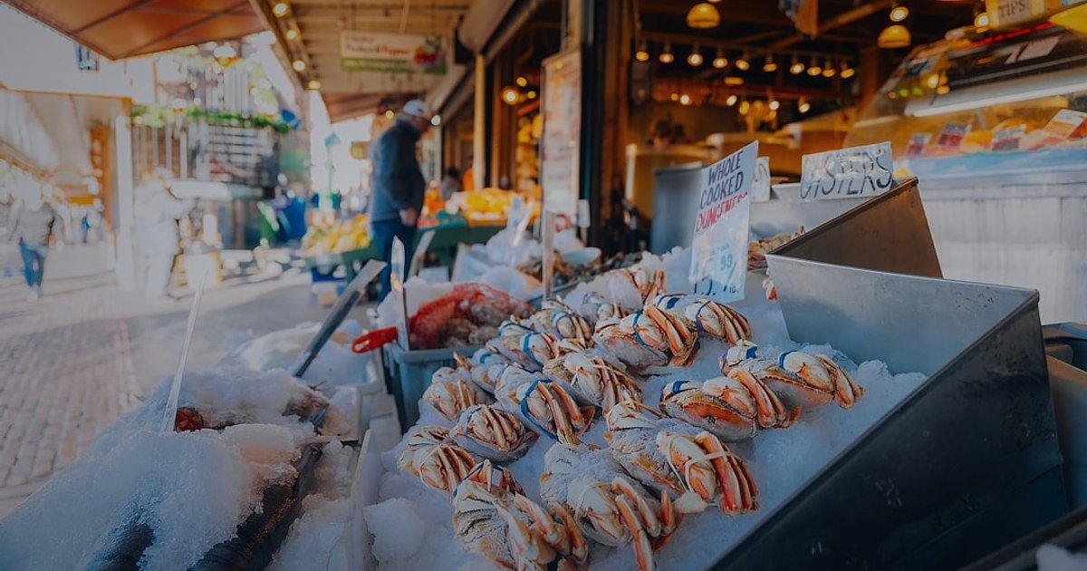 Pazaryeri Satışlarınızı 2026'da Uçurun: Yeni Nesil Taktikler - price tags scattered on a market stall counter