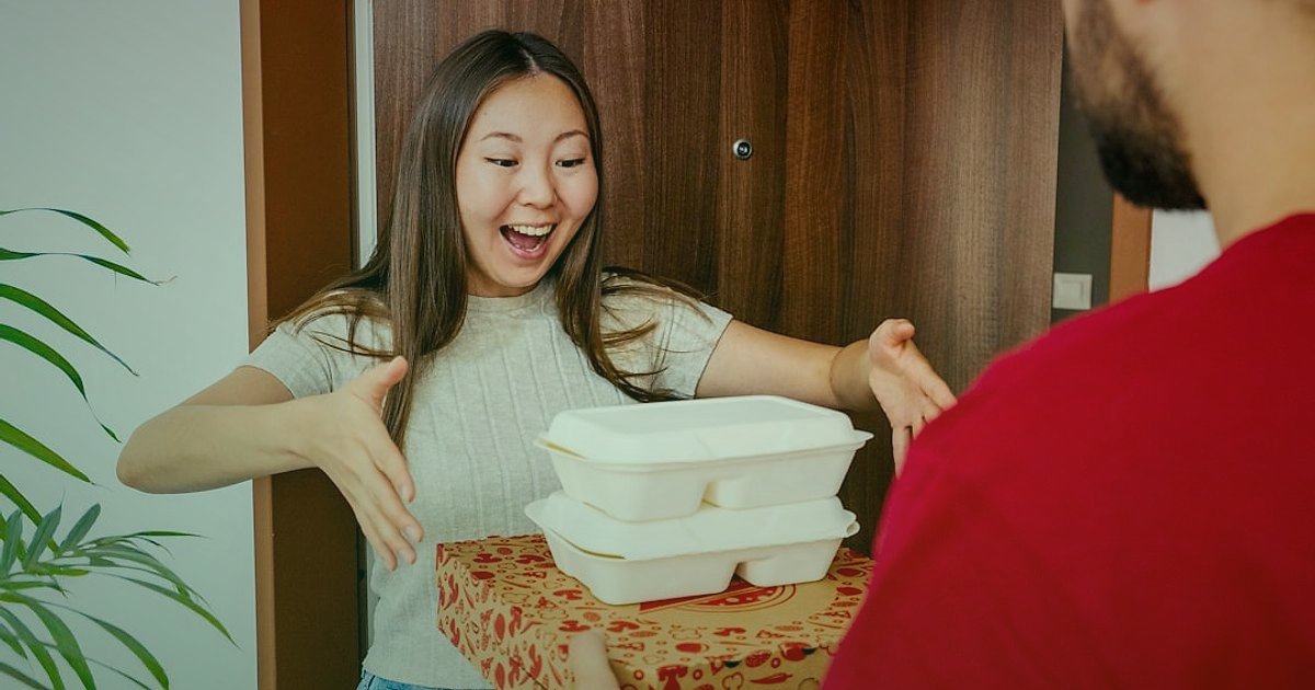 Pazaryeri Satışlarınızı 2026'da Uçurun: Yeni Nesil Taktikler - delivery driver handing package to customer doorstep
