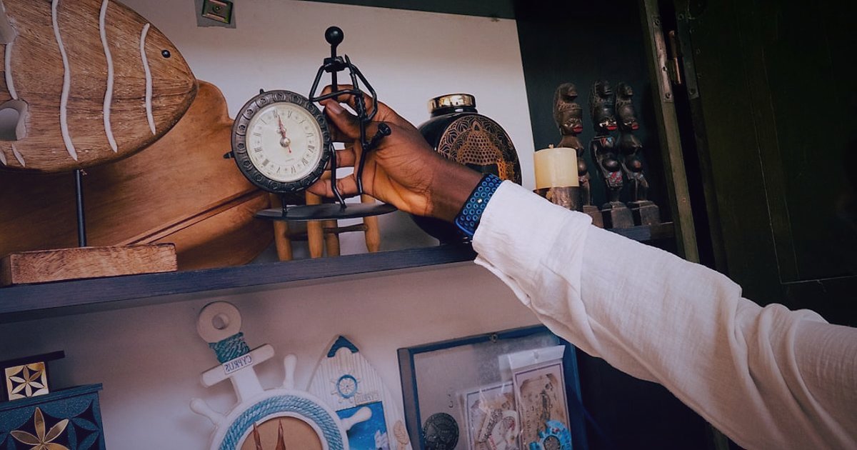 Pazaryeri Satışlarınızı 2026'da Uçurun: Yeni Nesil Taktikler - person arranging product display on shelf
